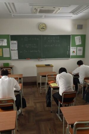 Clip Rò Rỉ Của Sayuri-sensei (JUQ-933): Cô Giáo Nghiêm Túc Lộ Bản Năng Hoang Dại