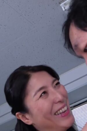 Rò rỉ clip nóng Sayaka Toyosaki OFKU-221: Mẹ vợ bị con rể làm thịt ngay tại công sở!